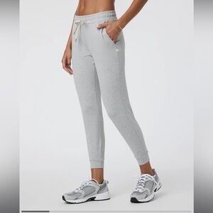 Vuori Performance Jogger in Pale Grey Heather
